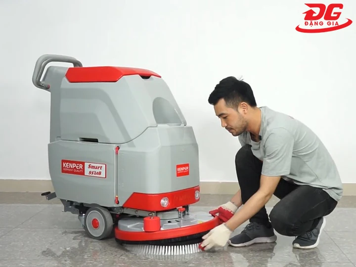 lắp bàn chải máy chà sàn liên hợp
