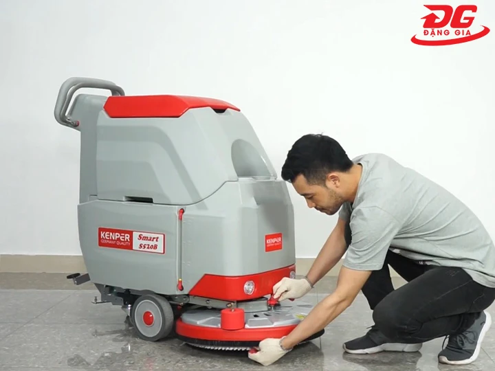 tháo bàn chải máy chà sàn liên hợp