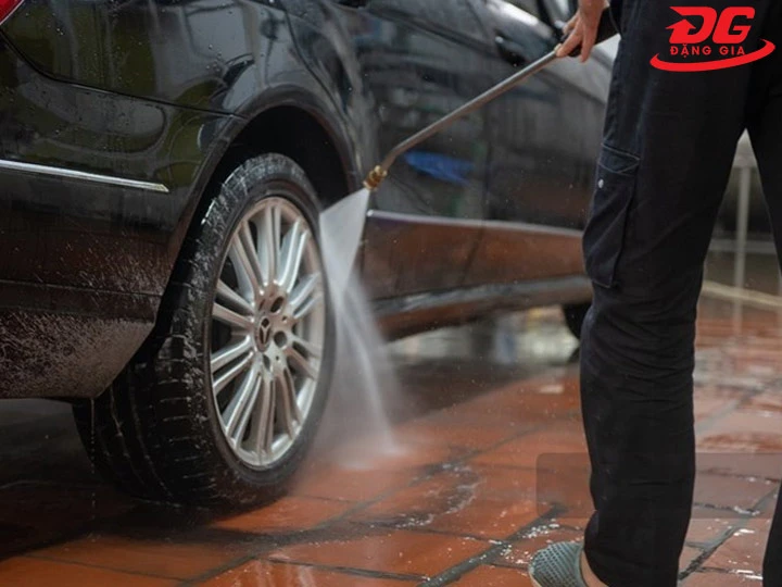 máy rửa xe cao áp mạnh mẽ
