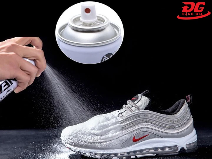chai xịt vệ sinh giày sneaker