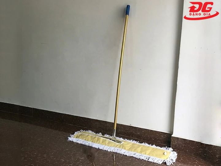 cây lau nhà vàng 110 cm cán dài