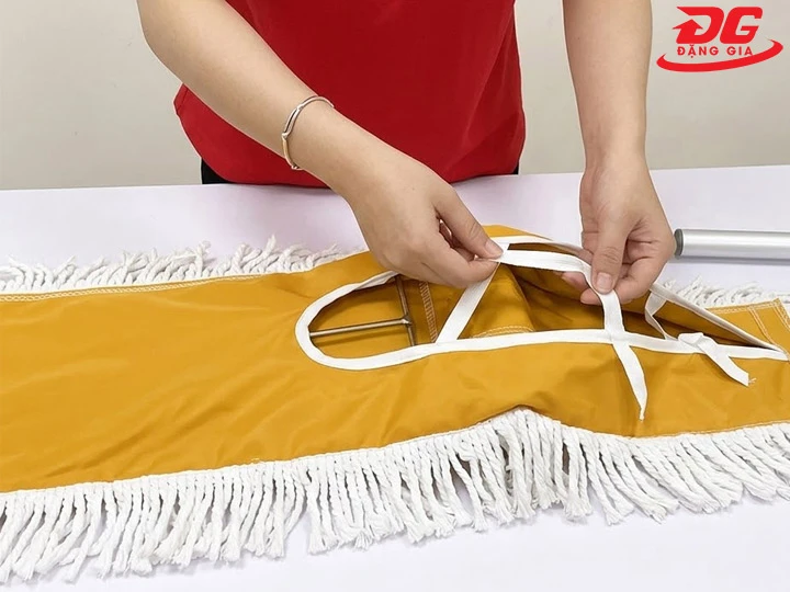 Lắp cây lau nhà vàng 110 cm