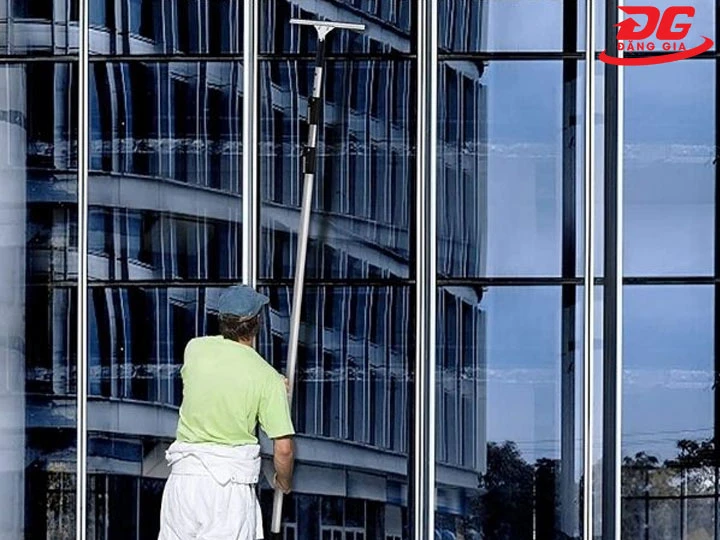 Ứng dụng cây nối dài lau kính 4.0m, 3 khớp vặn