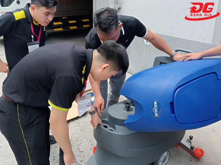 khi nào nên gọi thợ sửa chữa máy chà sàn
