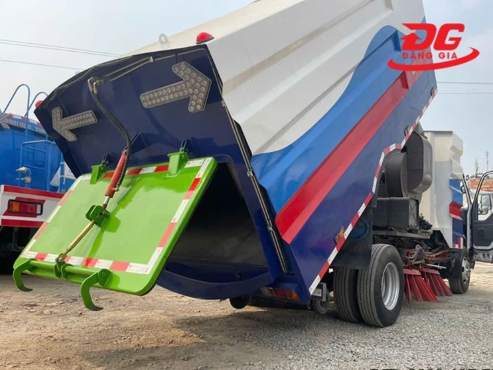 Đổ rác ra khỏi thùng chứa