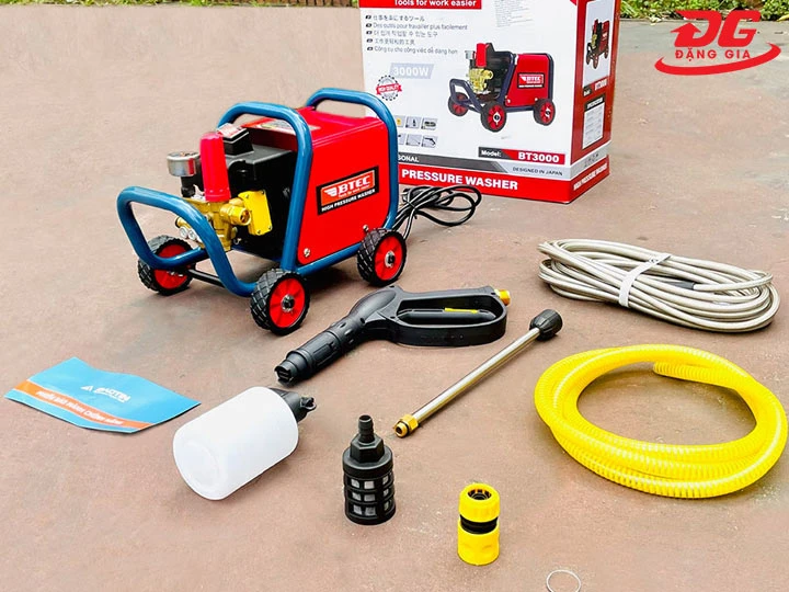 Máy rửa xe cao áp Btec đa dạng phụ kiện