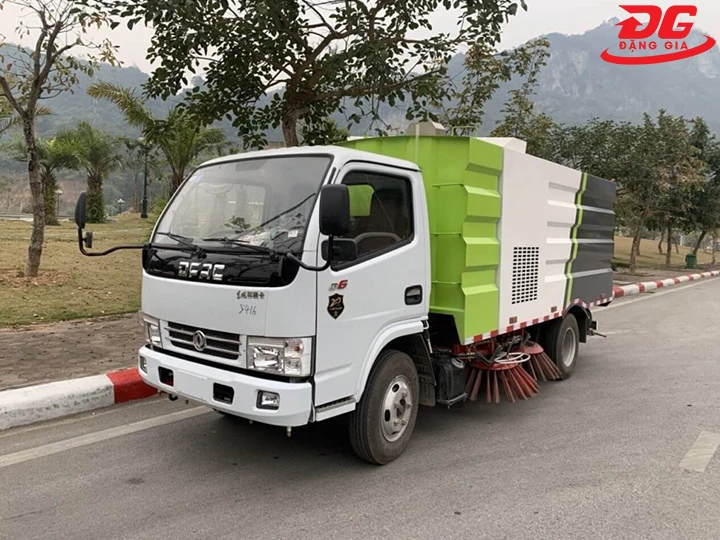 Xe quét đường Dongfeng của nước nào