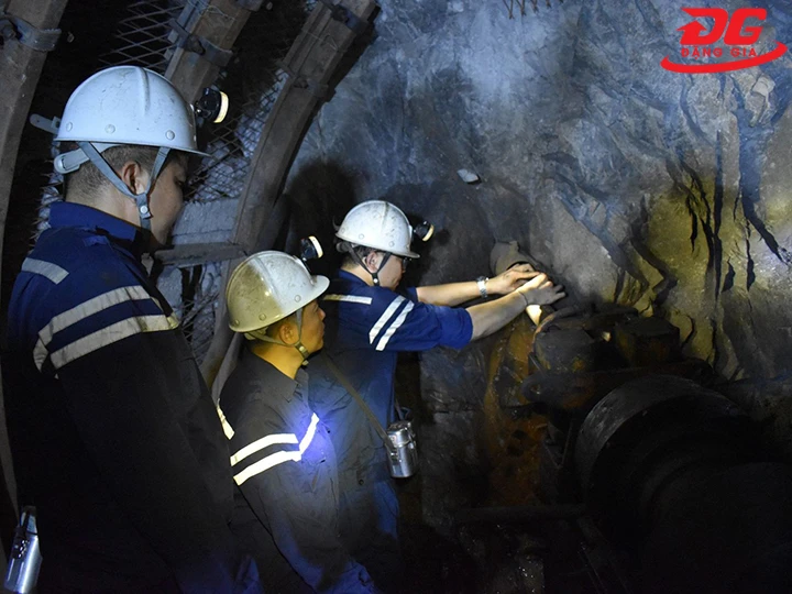 vận hành máy khoan đá