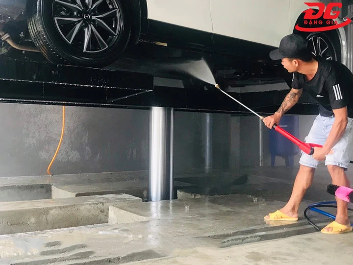 cầm chắc súng, tiến hành xịt rửa