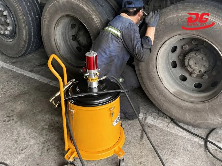 Máy bơm mỡ Kumisai được sử dụng trong sửa chữa ô tô và xe máy