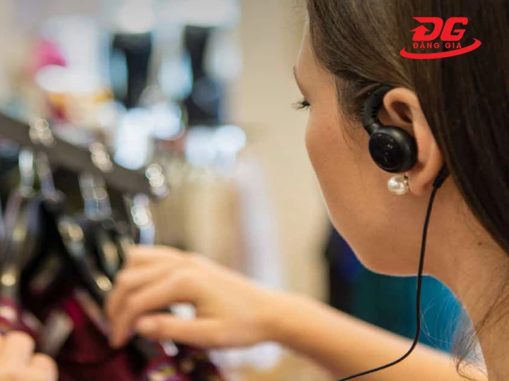 tai nghe bluetooth bộ đàm PMLN7181 trong kho vận