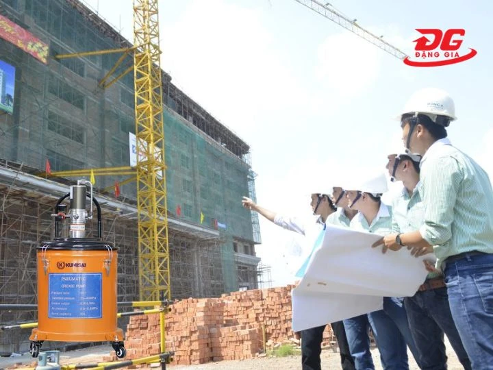 Máy bơm mỡ Kumisai được sử dụng trong ngành xây dựng