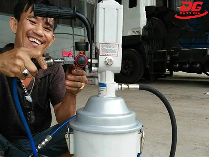 vệ sinh máy bơm mỡ bằng tay sau khi dùng