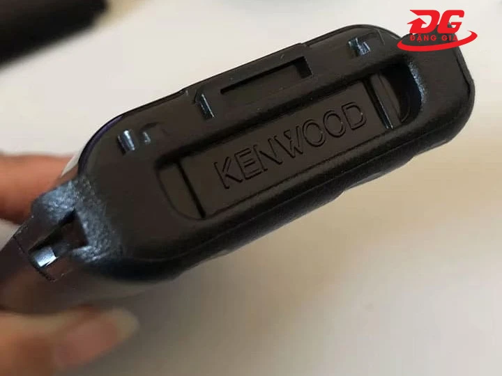 kiểm tra chất lượng vỏ Pin bộ đàm Kenwood KNB-29N