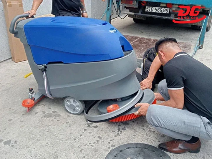 Kiểm tra motor và linh kiện bên trong