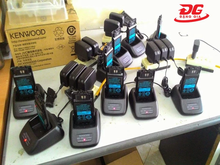 pin KNB-15A nóng bất thường