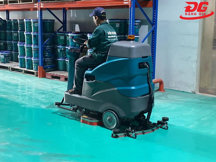 máy chà sàn ngồi lái