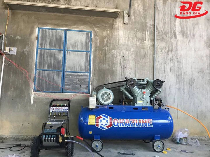 máy nén khí trong tiệm rửa xe