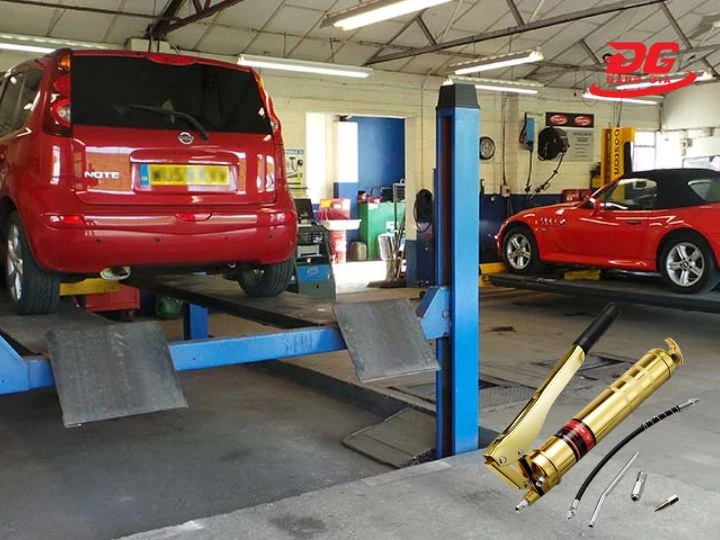 Súng bơm mỡ bằng tay được sử dụng trong gara ô tô