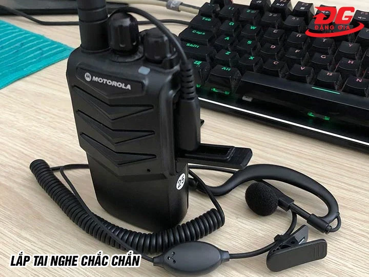 lắp tai nghe chắc chắn cho bộ đàm