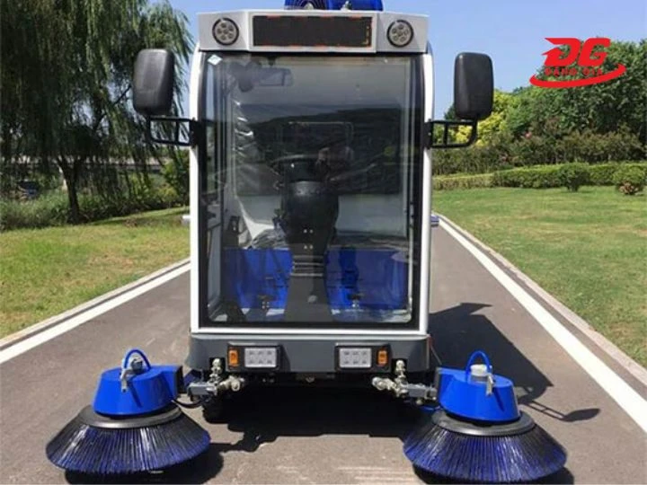 Hệ thống chổi quét của Xe quét rác ngồi lái Kumisai KMS 2000 có thể điều chỉnh theo tuỳ thích
