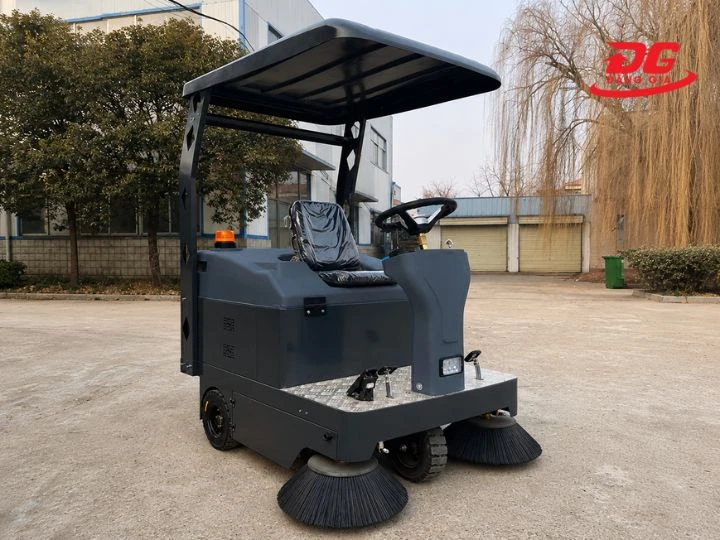 Xe quét rác ngồi lái Kumisai KMS-1400E sử dụng linh hoạt ở nhiều môi trường khác nhau