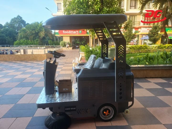 Xe quét rác ngồi lái Kumisai KMS 160E với hiệu suất làm việc cao
