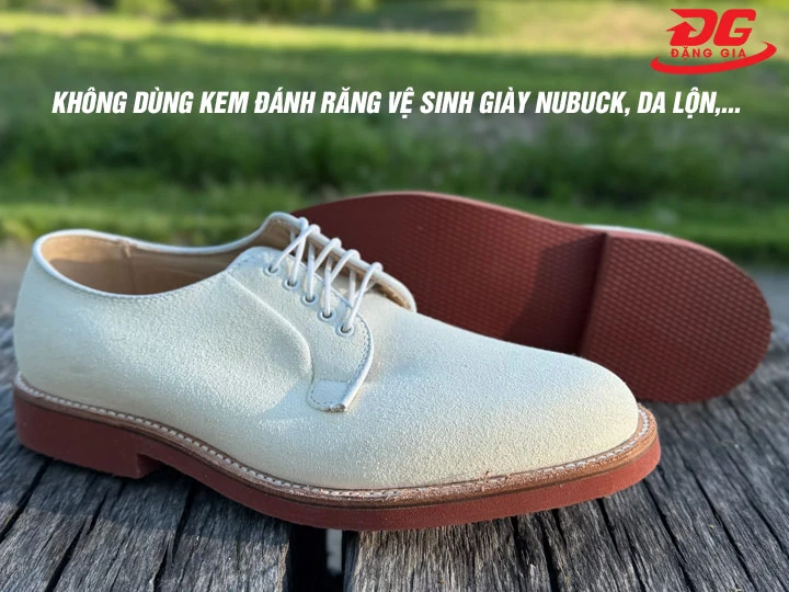 Giày nubuk không nên giặt bằng kem đánh răng