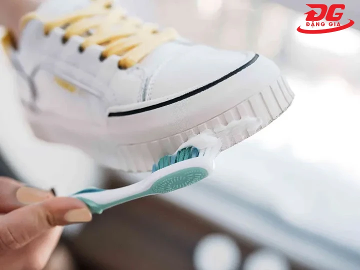 Giày canvas giặt bằng kem đánh răng