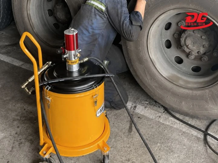 Máy bơm mỡ ô tô bằng khí nén giá rẻ