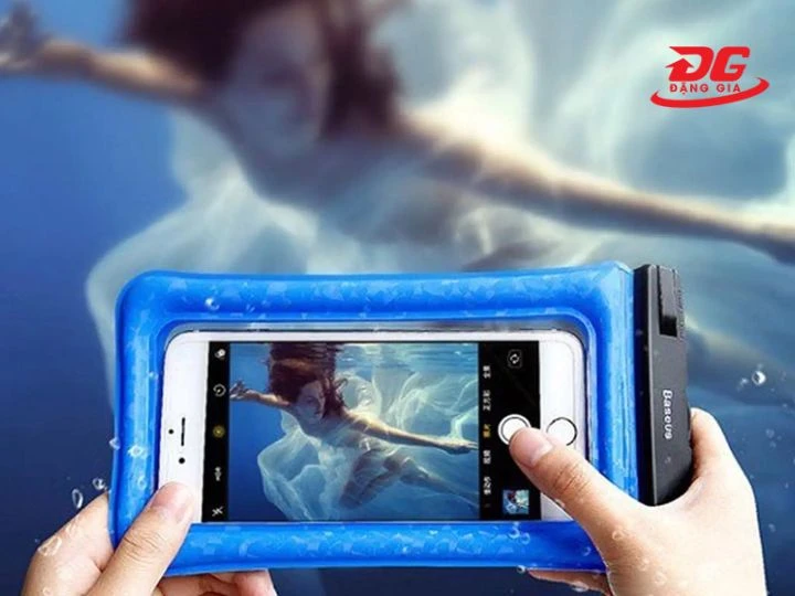 Sử dụng túi chống nước khi đi biển