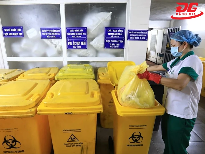 về sinh khu vực chứa rác