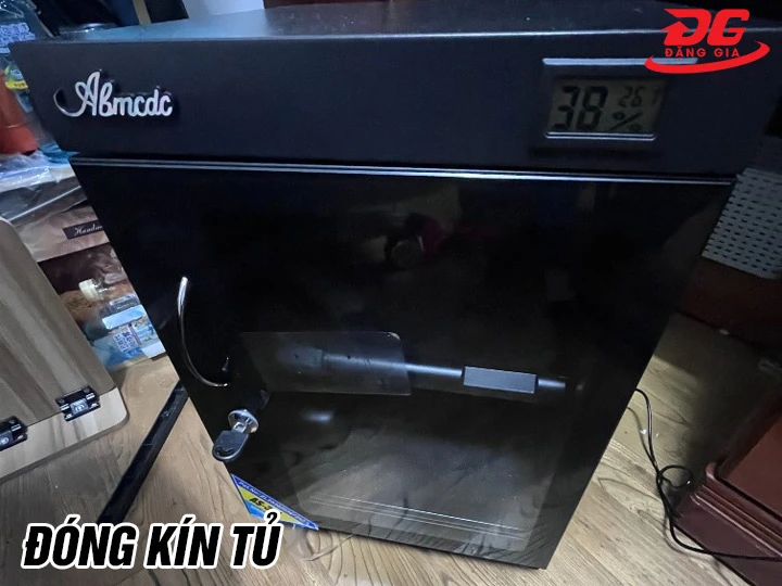 Dùng tủ chống ẩm