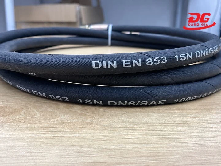 Dây dẫn mỡ kết nối với súng bơm mỡ