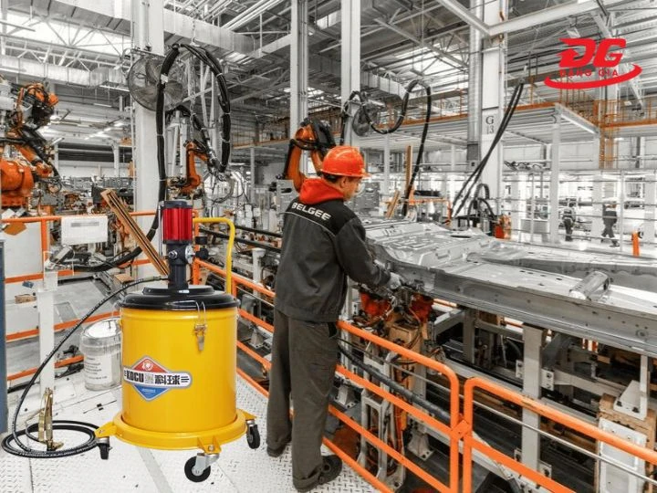 Máy bơm mỡ khí nén được ứng dụng trong xưởng sản xuất