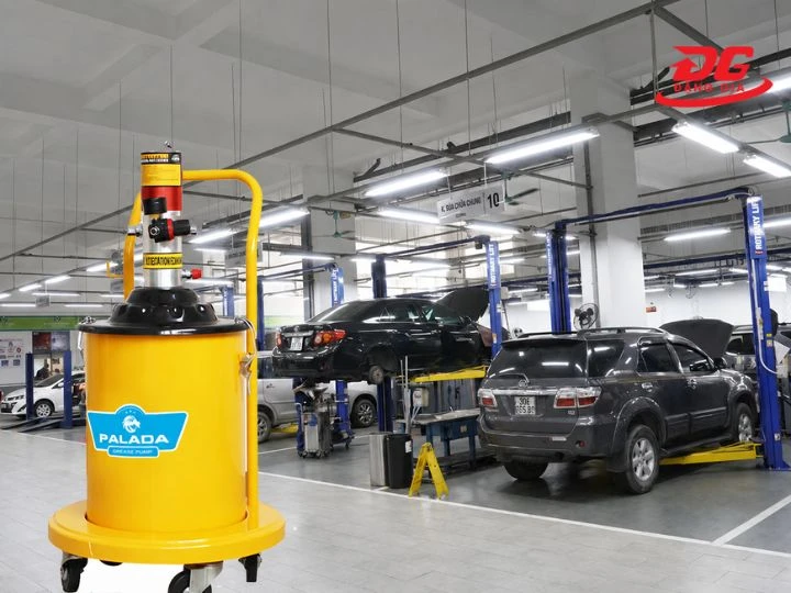 Máy bơm mỡ ứng dụng trong gara ô tô