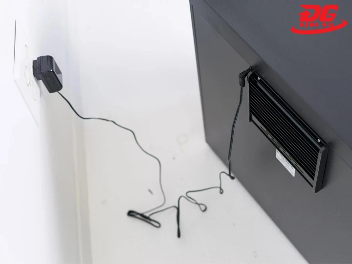 Cắm dây điện tủ chống ẩm Andbon AB 30C