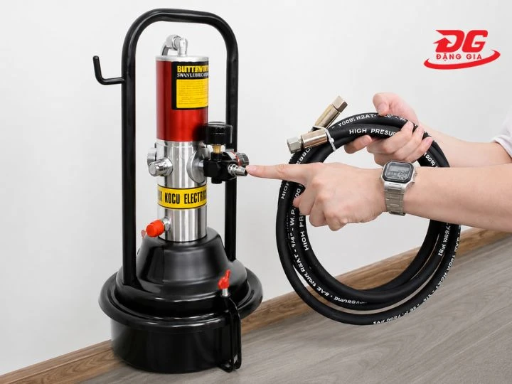 Dây dẫn dài và đầu dúng bơm chắc chắn