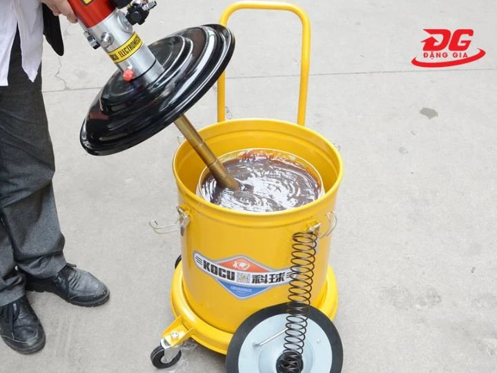 Máy bơm mỡ khí nén Palada PD-100 với dung tích 20l