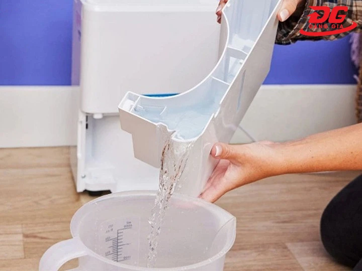 Đổ nước máy hút ẩm Kumisai