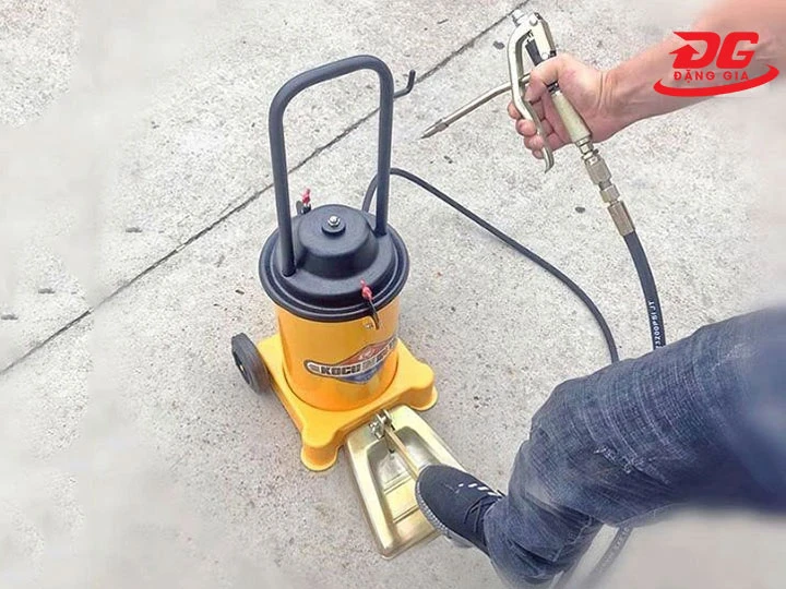 Máy bơm mỡ dùng chân Kocu GZ-6J 12 lít không dùng khí nén