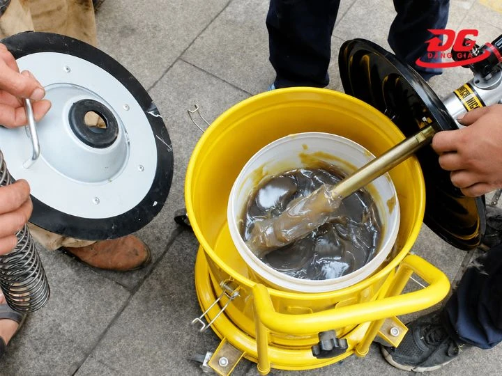 Nạp mỡ vào bình chứa