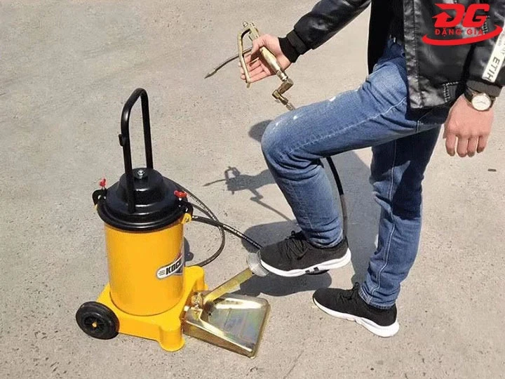 Cơ chế máy bơm mỡ dùng chân Kocu GZ-6J 12 lít 