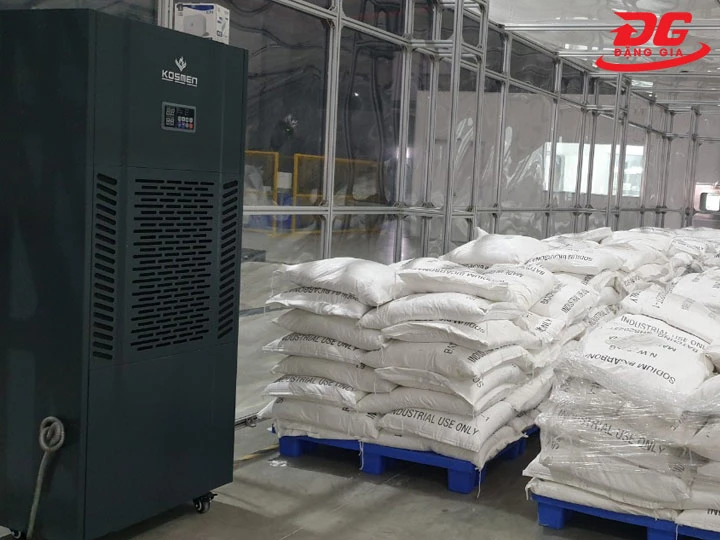 máy hút ẩm công nghiệp trong kho 