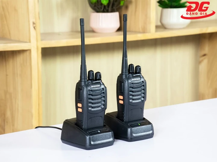 sạc pin bộ đàm đúng chuẩn