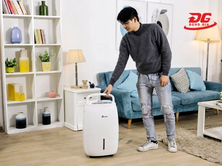 Bật máy hút ẩm trong không gian kín để tiết kiệm điện năng