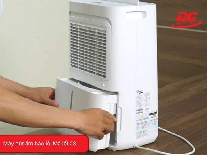 Máy hút ẩm báo lỗi C8