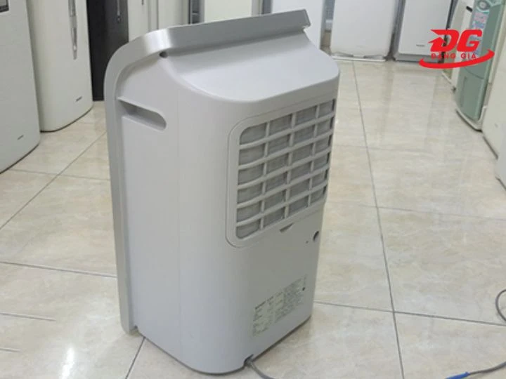 Máy hút ẩm Sharp Nhật CV-C140-W giúp sấy khô quần áo nhanh chóng