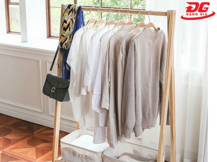 treo quần áo lên kệ hợp lý