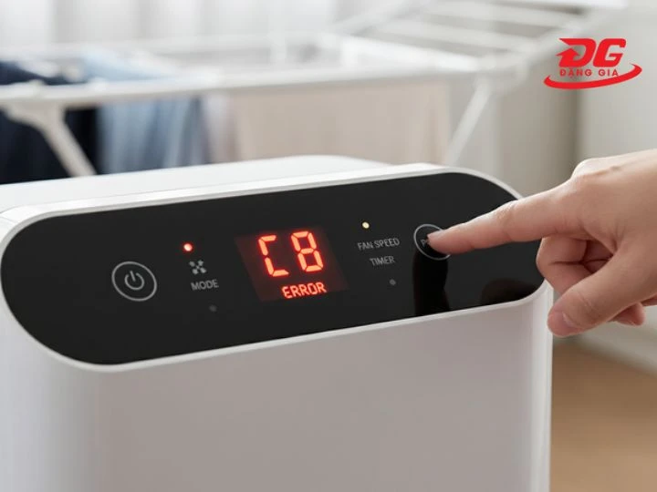 lỗi c8 được hiển thị trên màn hình máy hút ẩm